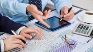 Các doanh nghiệp thẩm định giá, thẩm định viên về giá phải tuân thủ nghiêm các quy định của pháp luật về thẩm định giá.